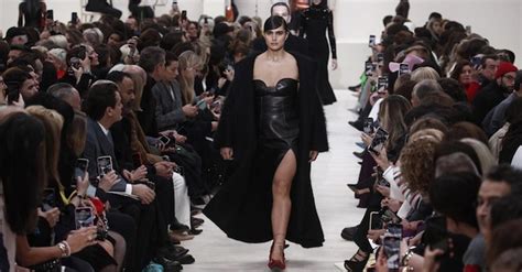 Valentino, Hermès, Balenciaga e Givenchy: in scena il piacere di 